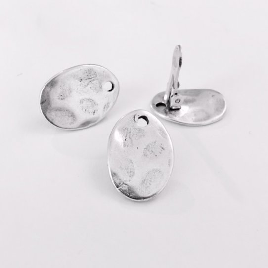 Oval earring hammered in clips