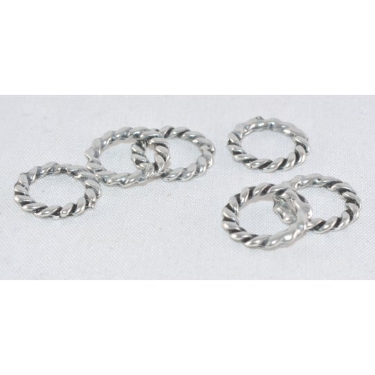 Closed twisted rings