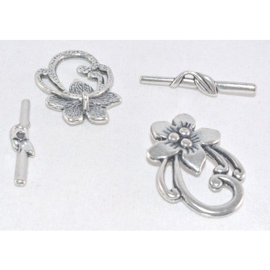 Toggle clasp flower