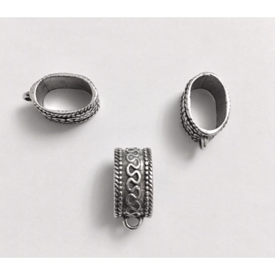 Accroche breloque en tain plaqu argent avec motif 10 x 6 mm