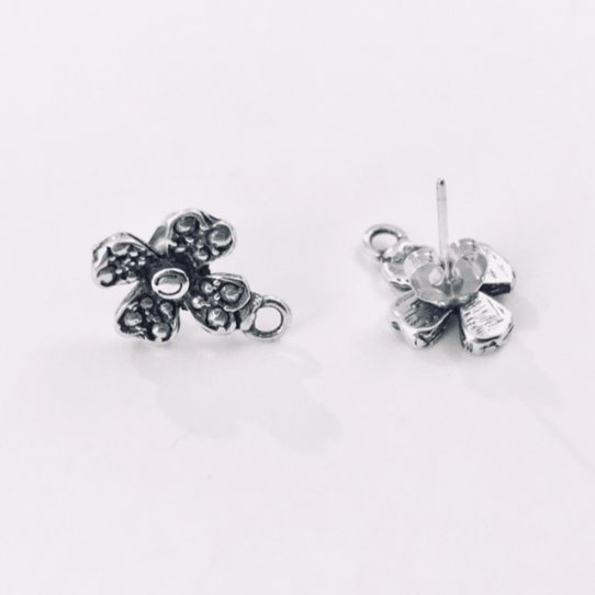 Flower stud earrings