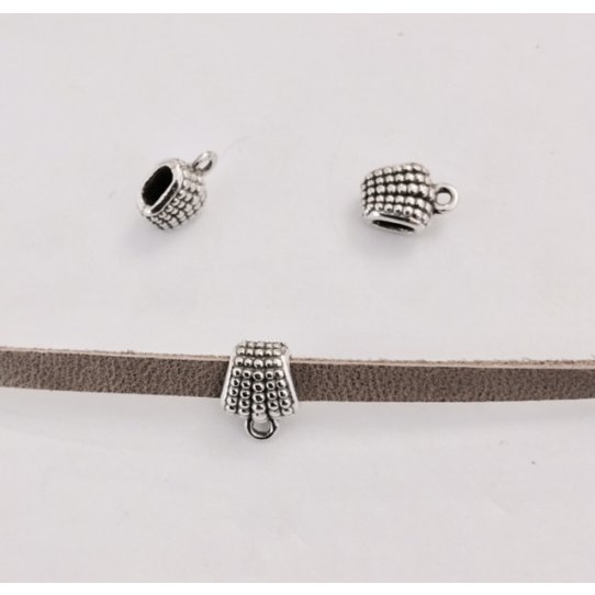Passant accroche breloque pour cuir 4 mm en étain plaqué argent
