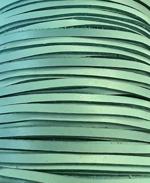 Cuir de Veau  Vert d'eau 2mm vendu par 5 mètres