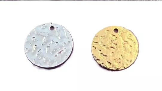 Médaille martelée en laiton doré à l'or fin 24carat , 16mm ou argent vif - Or