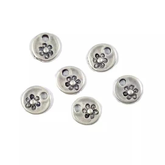 Petit pendant pastille avec fleur 8mm de diamètre