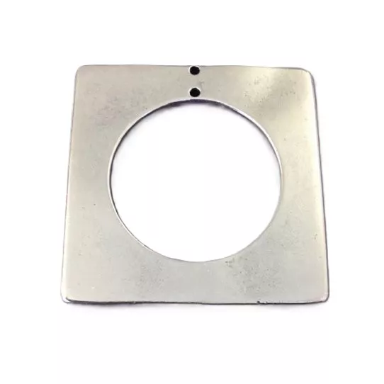 Grand pendant carré avec cercle evidé dedans 7 x 7 cm