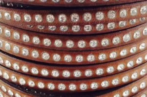 Cuir de veau avec véritable Swarovski 6mm- - Marron