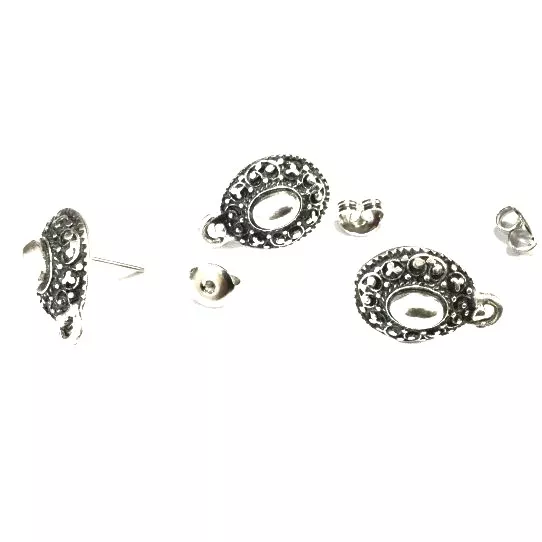 Boucle d’oreille à clou forme ovale et perle centrale en zamac plaqué argent