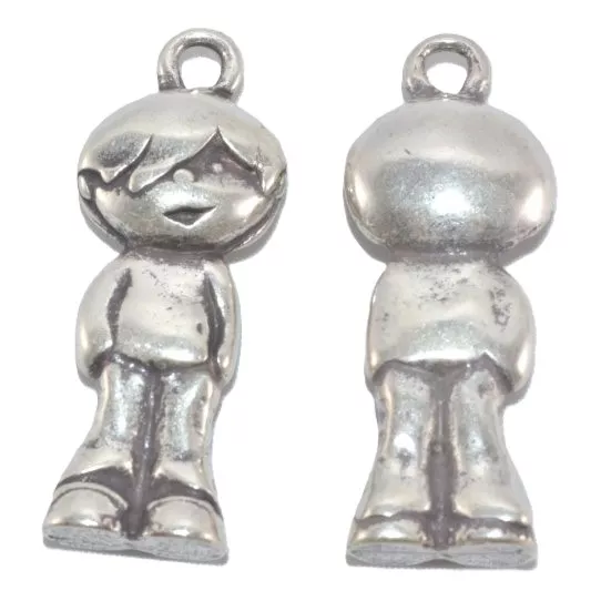 Pendant garçon mains dans la poche