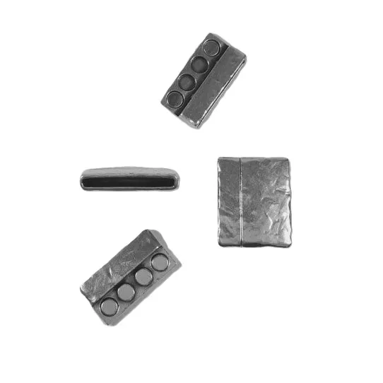 Fermoir aimanté martelé en 30 mm, étain plaqué argent.