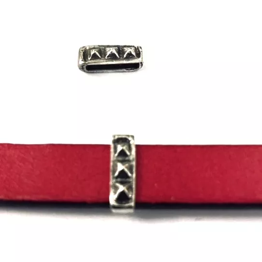 Passant fin en étain avec 3 petites pyramides