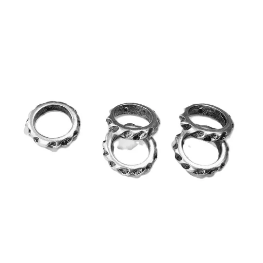 Intercalaire traversant anneau torsadé