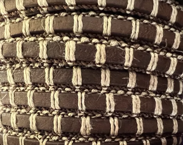 Cuir macramé 6mm avec fil beige - Marron foncé