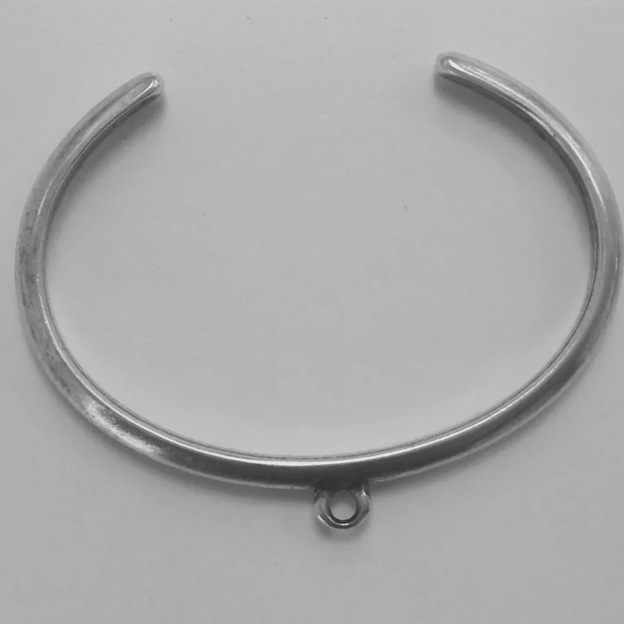 Bracelet jonc avec accroche breloque