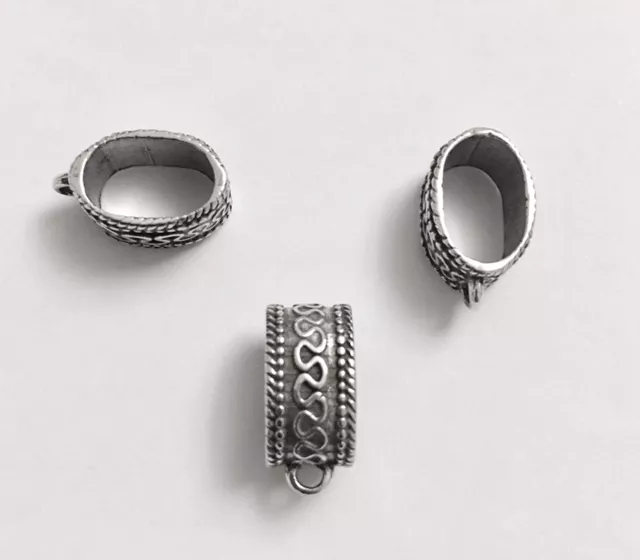 Accroche breloque en étain plaqué argent avec motif 10 x 6 mm