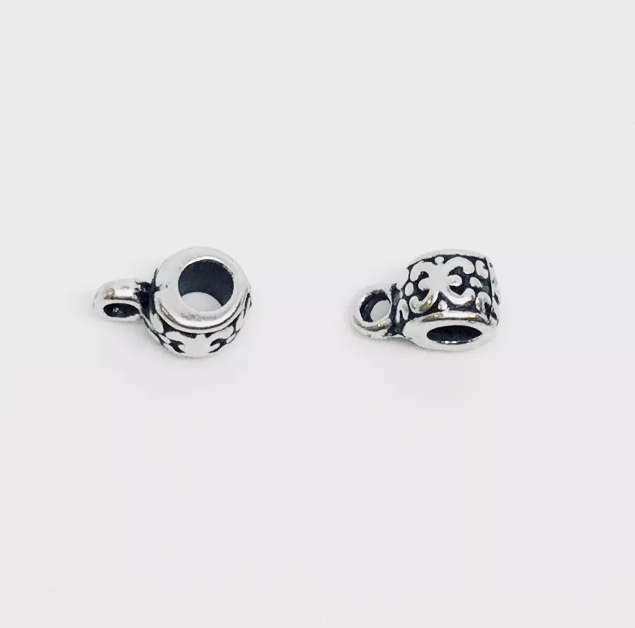 Accroche breloques pour cuirs 4mm.