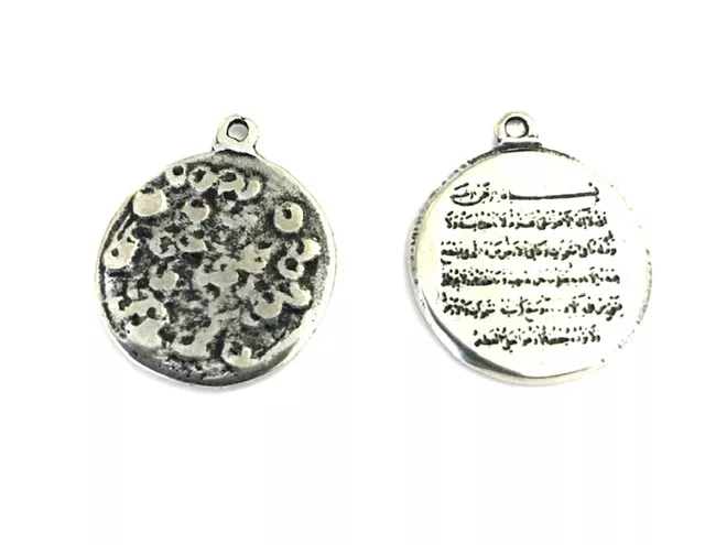Pendant médaille avec motif et écritures anciennes