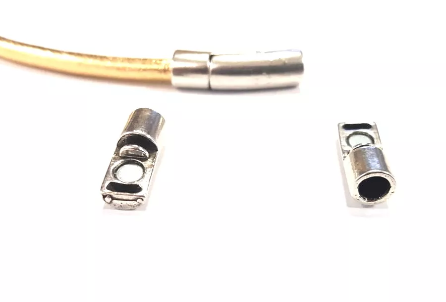 Fermoir aimanté pour cuir rond 4mm , en étain plaqué argent antique.