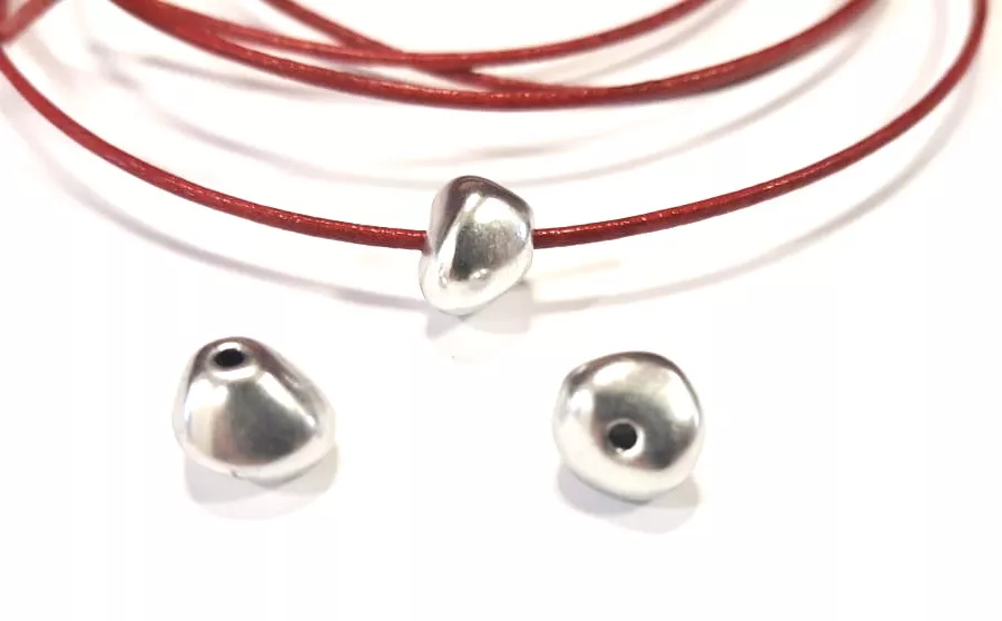 Intercalaire traversant 