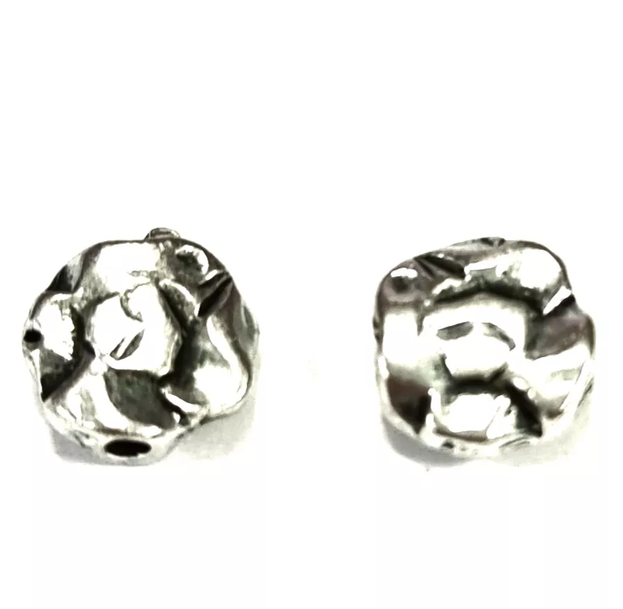 Intercalaire traversant