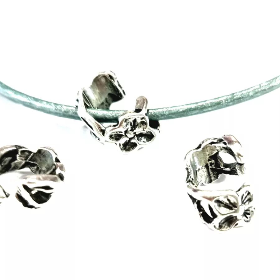 Intercalaire traversant