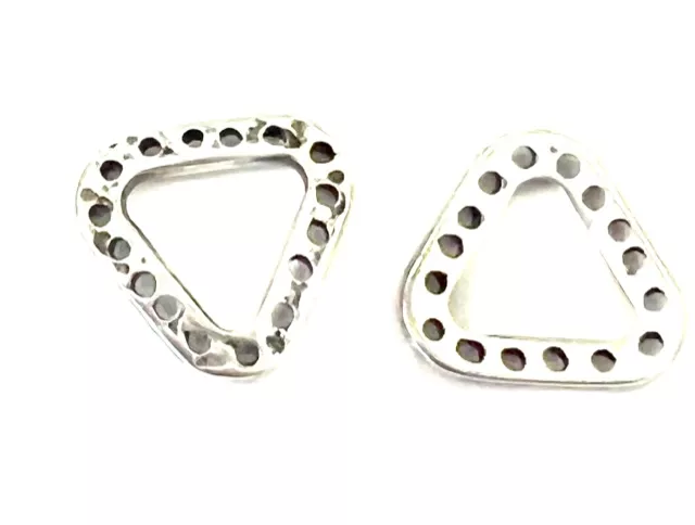 Intercalaire triangulaire avec trous multiples