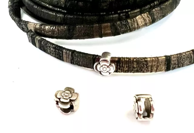 Passant en étain petite fleur pour cuir 5mm fin