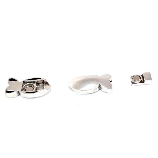 5 Fermoirs aimants  en tain forme poisson lisse cuir 5-6 mm