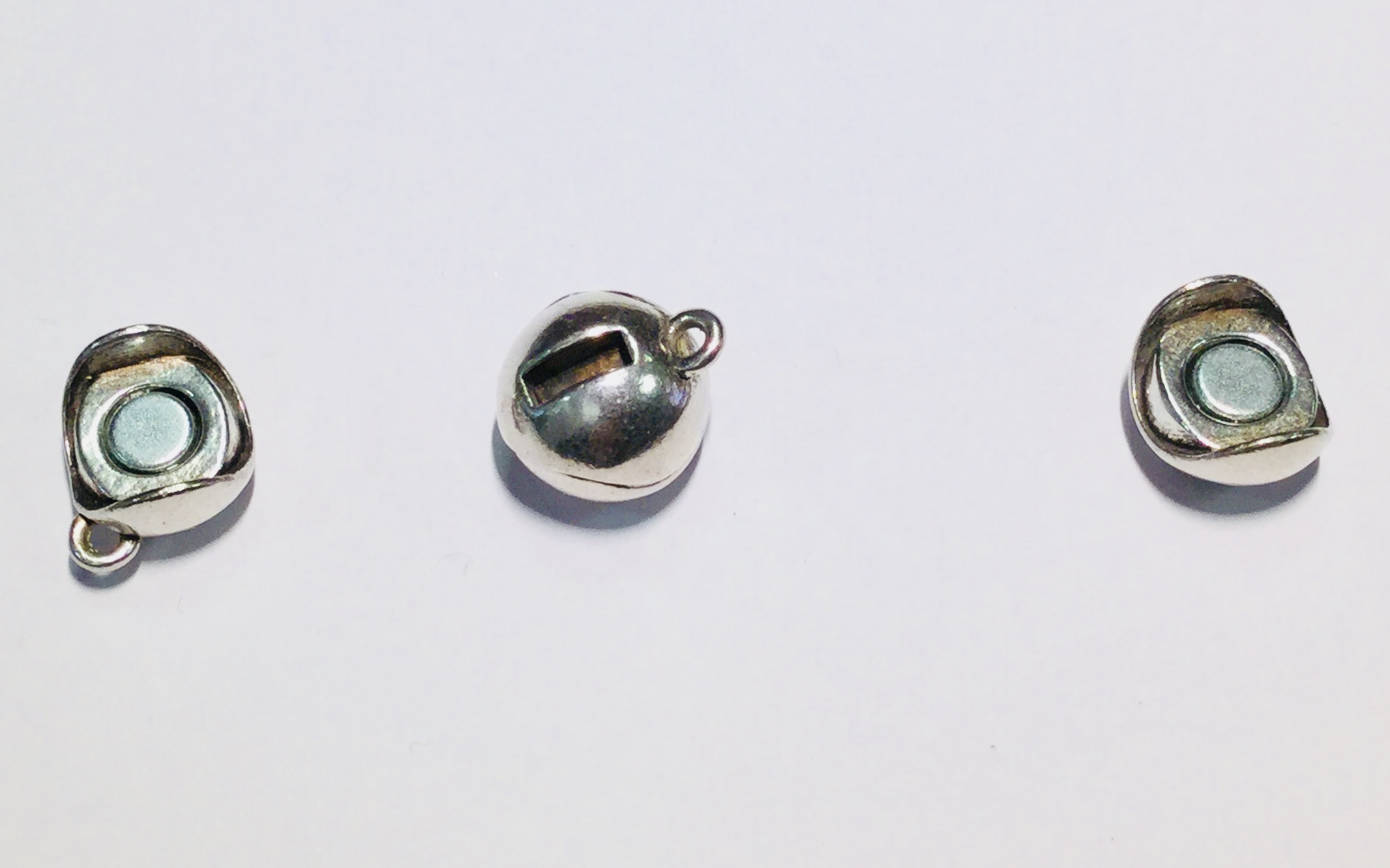 Fermoir boule en zamac plaqué argentdeux fentes pour cuir 5mm avec 1 anneau  accroche breloque