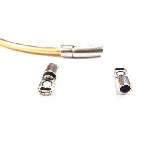 Fermoir aimant� pour cuir rond 4mm , en �tain plaqu� argent antique.