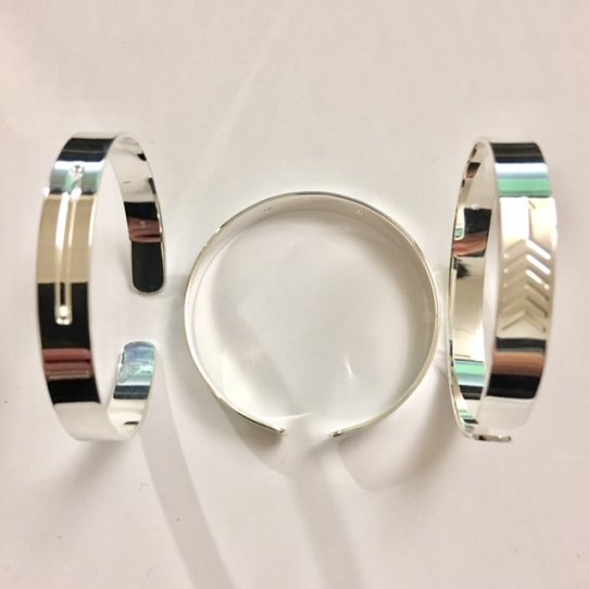 Jonc en laiton 8mm, fl�che sur les c�t�s avec rainure pour perles miyuki