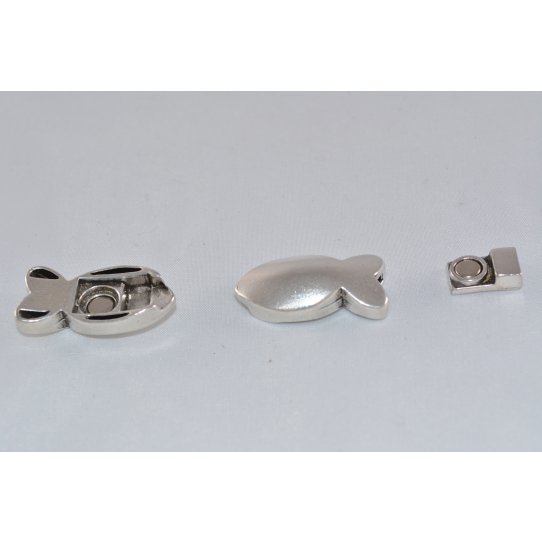 5 Fermoirs aimants  en tain forme poisson lisse cuir 5-6 mm
