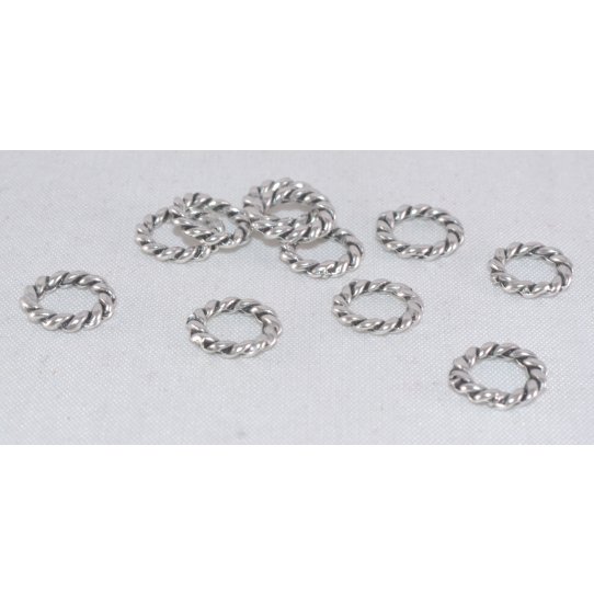 Closed twisted rings