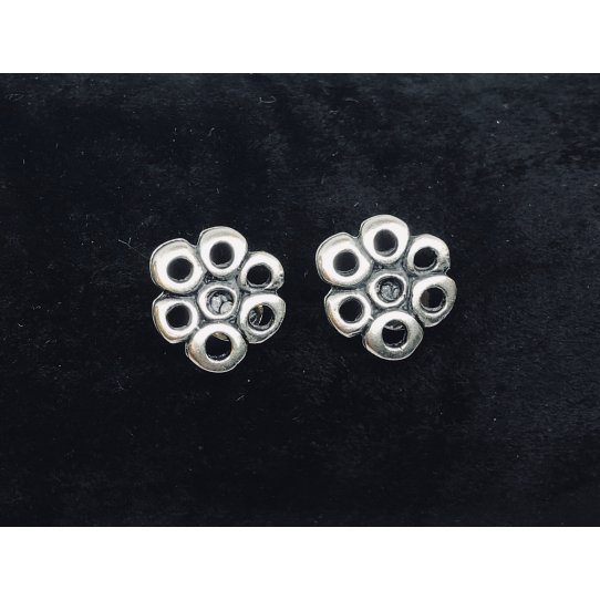 Earring forms flower